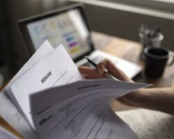 Applying for a job, filing a resume Experience, candidates stand the document with the company hr to get elected to work.