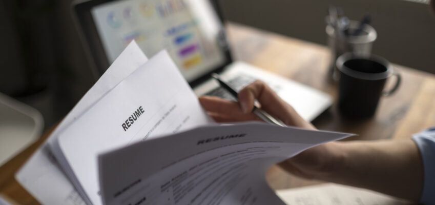 Applying for a job, filing a resume Experience, candidates stand the document with the company hr to get elected to work.