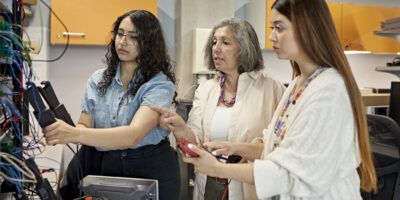 Students and instructor in electrical engineering lab