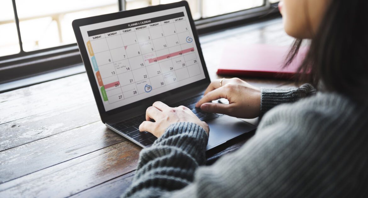 woman using calendar online to stay on track