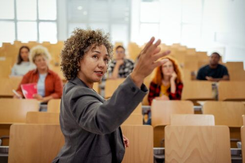 What's the difference between FE and HE Lecturers?